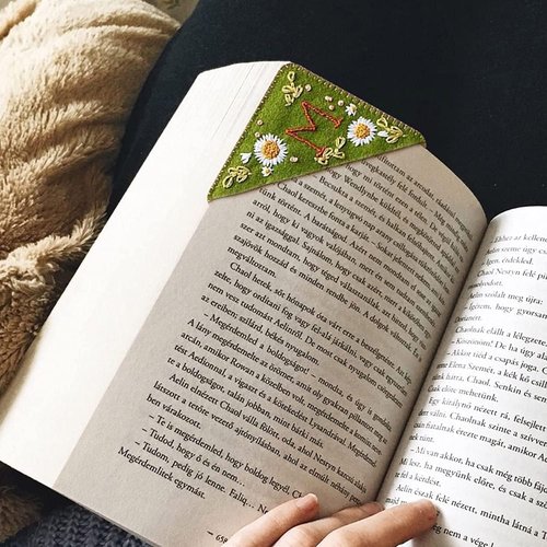 MOTEERLLU Personalized Hand Embroidered Corner Bookmark with A-Z Initial, Cute Book Markers for Reading Women, Book Lovers Gifts for Friends Mom & Teachers, 3.74"(Spring-n)