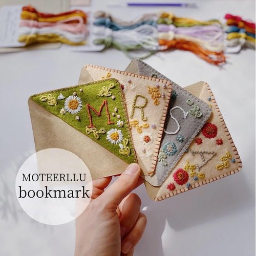 MOTEERLLU Personalized Hand Embroidered Corner Bookmark with A-Z Initial, Cute Book Markers for Reading Women, Book Lovers Gifts for Friends Mom & Teachers, 3.74"(Fall-n)