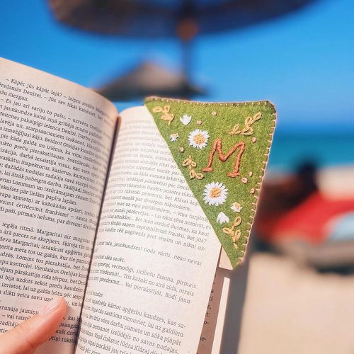 MOTEERLLU Personalized Hand Embroidered Corner Bookmark with A-Z Initial, Cute Book Markers for Reading Women, Book Lovers Gifts for Friends Mom & Teachers, 3.74"(Winter-v)