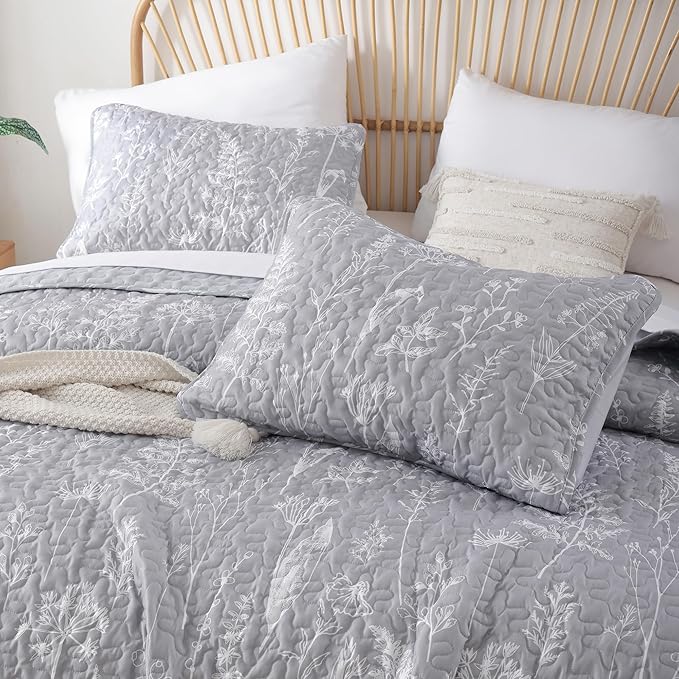 JANZAA Quilt King Size Grey Quilt Bed Spread Boho Quilt with Floral Pattern Microfiber Quilts Set 3 Pieces Lightweight Comforter Reversible Bedding Set,1 Quilt 104x90 inches, 2 Pillowcases