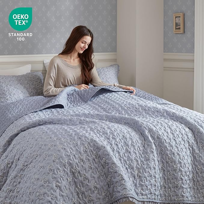 Madison Park Vintage Floral Quilt Set King Size, Reversible Bedding & Lightweight Bedspread Set, Traditional Block Print Coverlets with Ruffled Edge, 3-Piece with 2 Shams, Blue