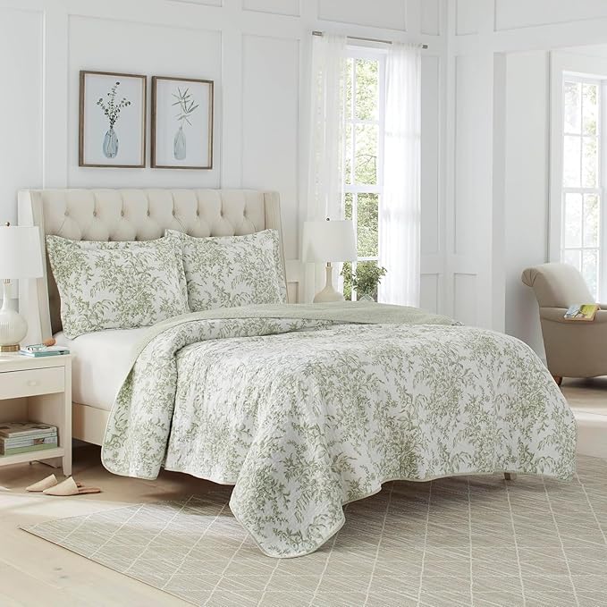 Laura Ashley - King Quilt Set, Soft & Reversible Cotton Floral Bedding with a Medium Weight Feel, 3 Piece Bed Set with Matching Pillowcases (Bedford Green/Off-White)