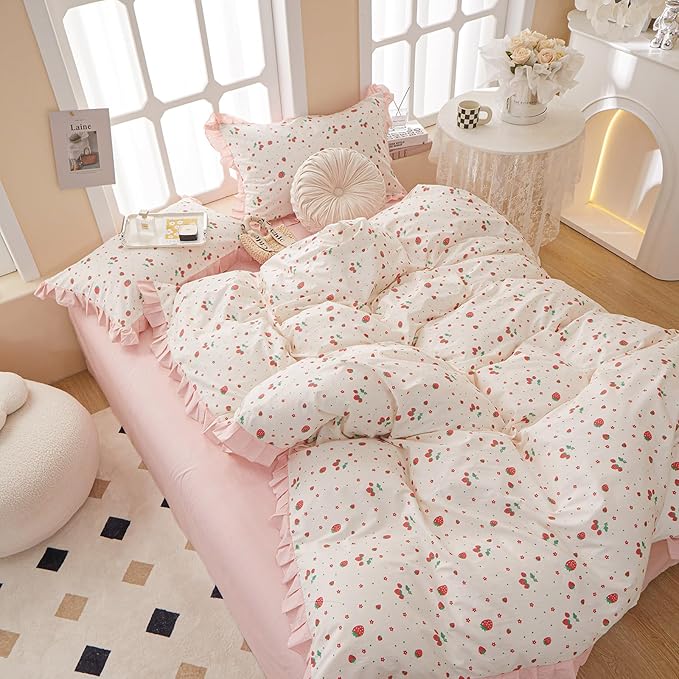 VM VOUGEMARKET Ruffle Comforter Set with Strawberry Prints,Kawaii Bedding Comforter Set,1 Down Alternative with 2 Lace Pillow Shams for All Seasons-90 x90