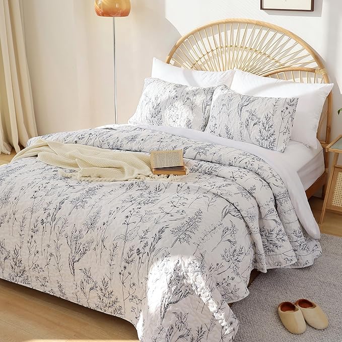 JANZAA Quilt King Size White Quilt Bed Spread Boho Quilt with Floral Pattern Microfiber Quilts Set 3 Pieces Lightweight Comforter Reversible Bedding Set 1Quilt（104x90 inches） and 2 Pillow Cases
