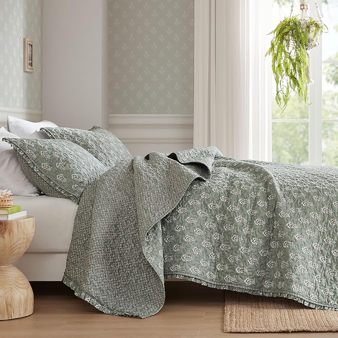 Madison Park Vintage Floral Quilt Set Queen Size, Reversible Bedding & Lightweight Bedspread Set, Traditional Block Print Coverlets with Ruffled Edge, 3-Piece with 2 Shams, Sage Green