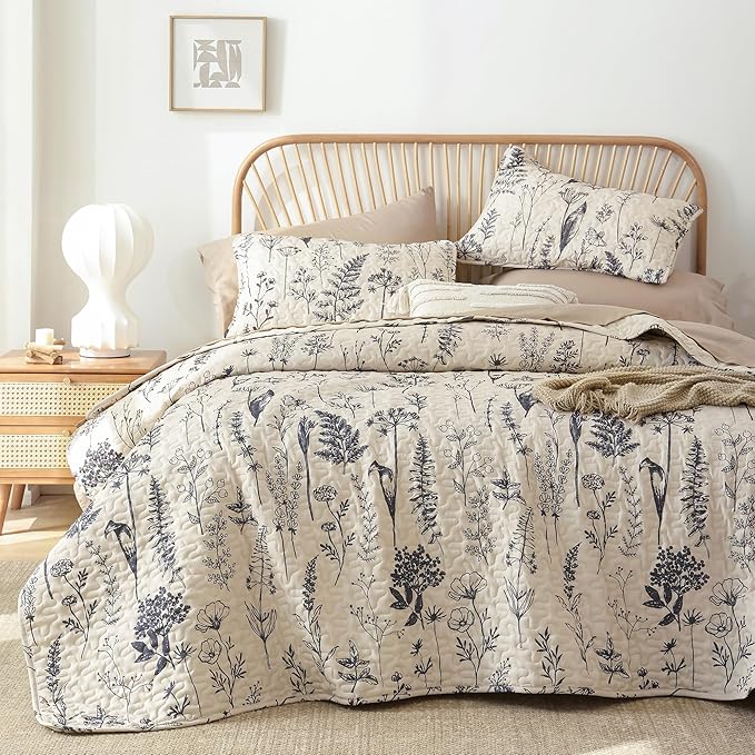 JANZAA Quilt King Size Beige Quilt Bed Spread Boho Quilt with Floral Pattern Microfiber Quilts Set 3 Pieces Lightweight Comforter Reversible Bedding Set,1Quilt 104x90 inches, 2 Pillowcases