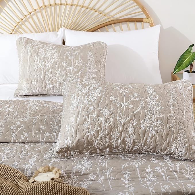 JANZAA Quilts Queen Size Oatmeal Bed Spread with White Floral Pattern Botanical Microfiber Quilts Set Lightweight Comforter 3 Pieces Reversible Bedding Set (1 Queen Quilt and 2 Pillow Cases)