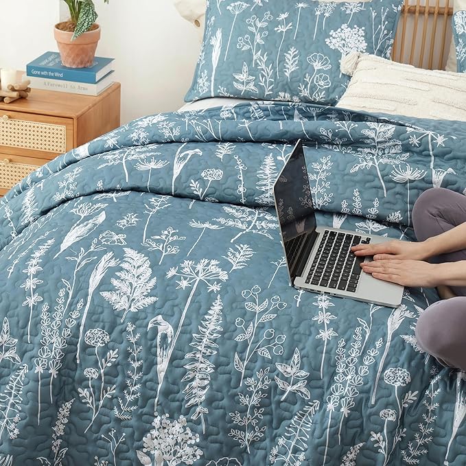 JANZAA Quilt King Size Mineral Blue Quilt Bed Spread Boho Quilt with Floral Pattern Microfiber Quilts Set 3 Pieces Lightweight Comforter Reversible Bedding Set,1Quilt 104x90 inches, 2 Pillowcases