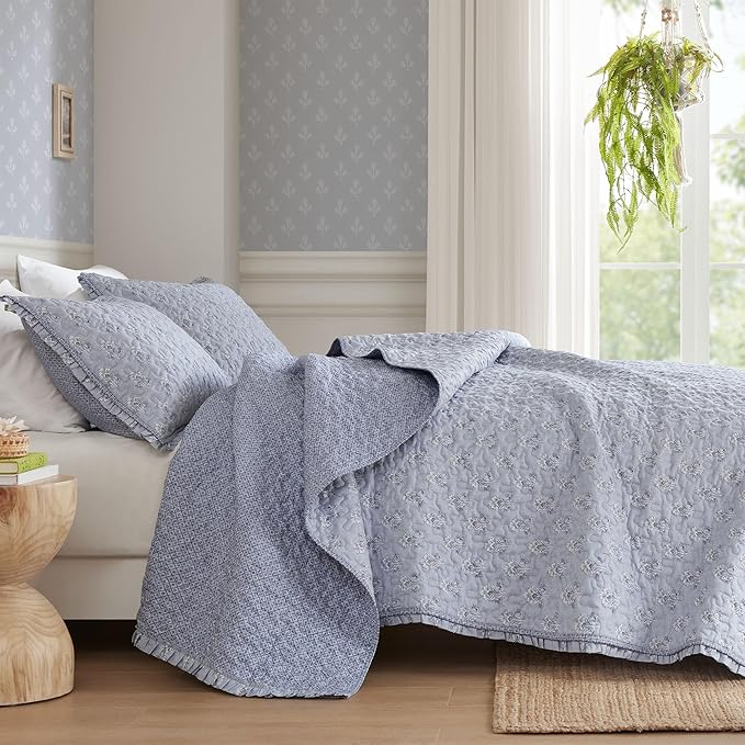 Madison Park Vintage Floral Quilt Set Queen Size, Reversible Bedding & Lightweight Bedspread Set, Traditional Block Print Coverlets with Ruffled Edge, 3-Piece with 2 Shams, Blue