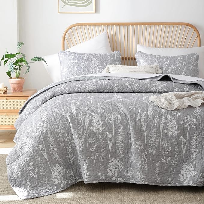 JANZAA Quilt King Size Grey Quilt Bed Spread Boho Quilt with Floral Pattern Microfiber Quilts Set 3 Pieces Lightweight Comforter Reversible Bedding Set,1 Quilt 104x90 inches, 2 Pillowcases